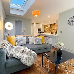 Stunning Seaside 2-bedroom Townhouse With Patio, Sleeps 6 Holiday home
