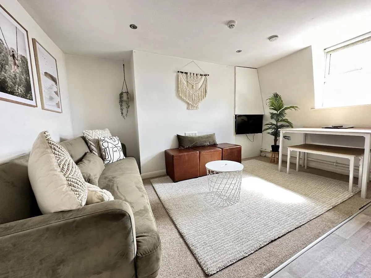 Central City Beach Pad Apartment Brighton